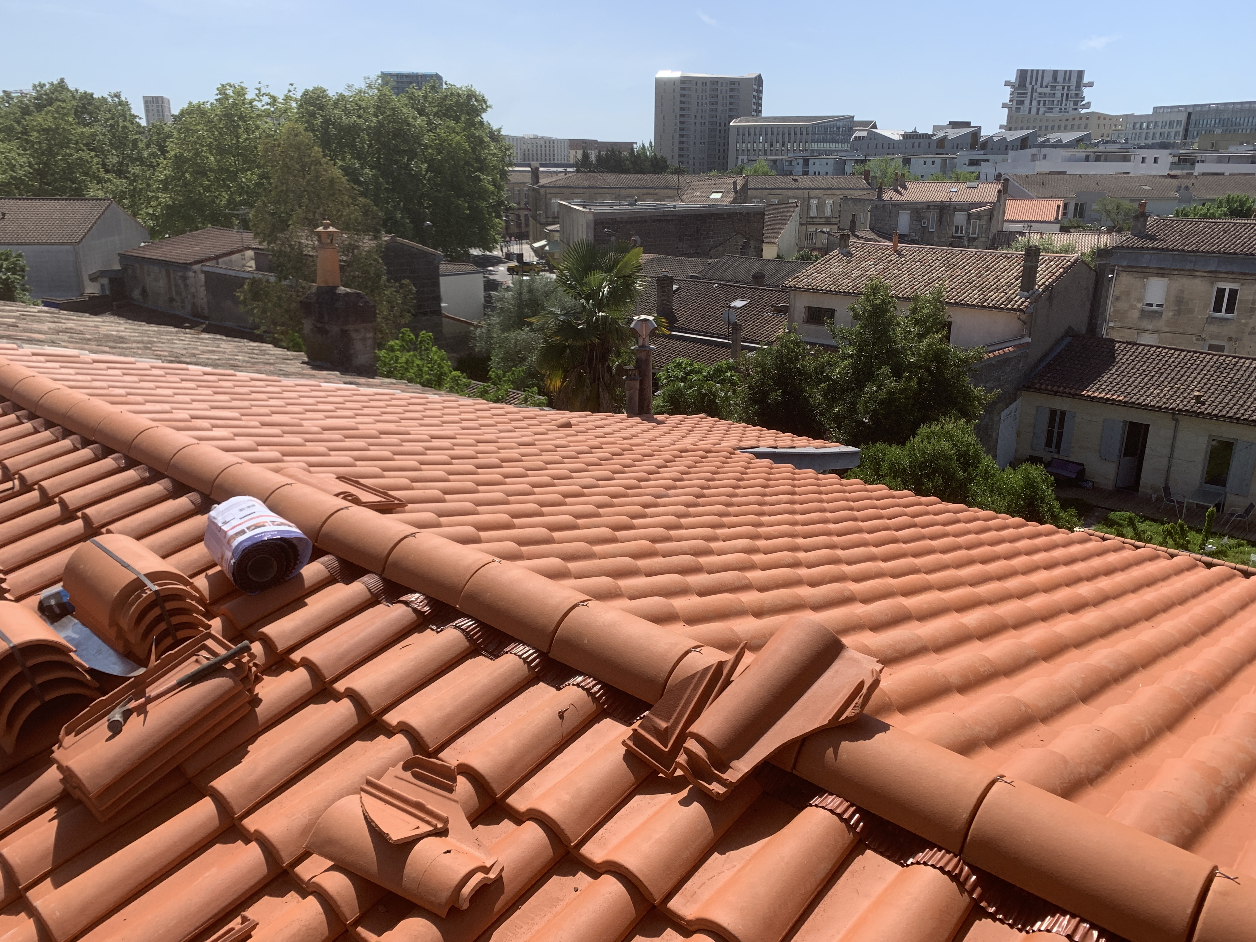 Rénovation de toiture en tuile Gallo-Romane à Bordeaux dans le quartier Belcier par Omavar Couverture