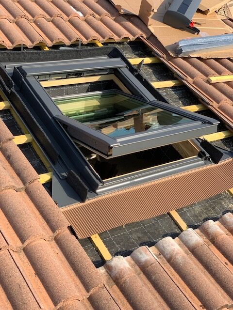 Pose de velux solaire avec store solaire à Bordeaux et en Gironde par Omavar Couverture