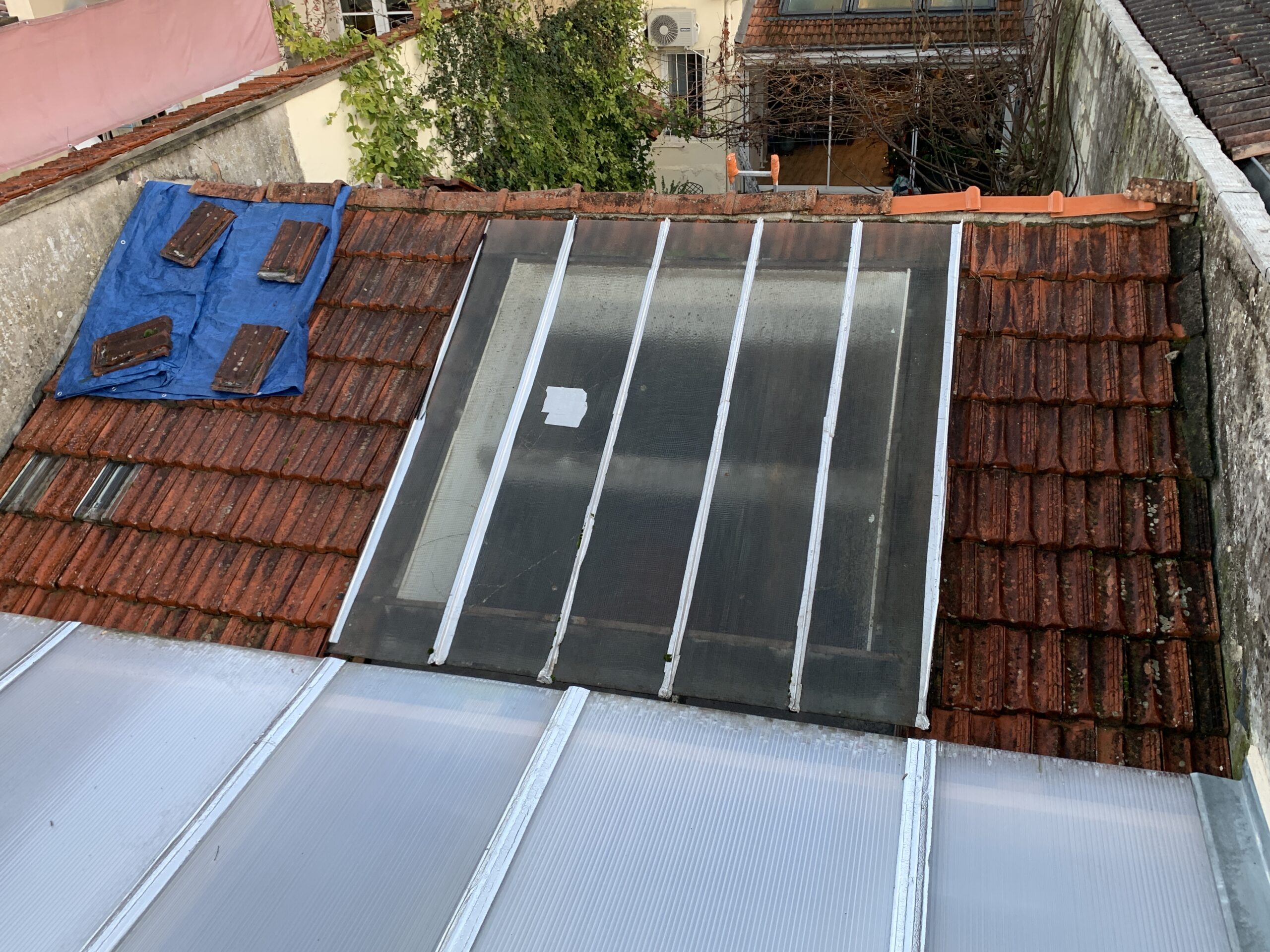 Avant la réfection de la toiture d'un studio à Bordeaux par Omavar Couverture