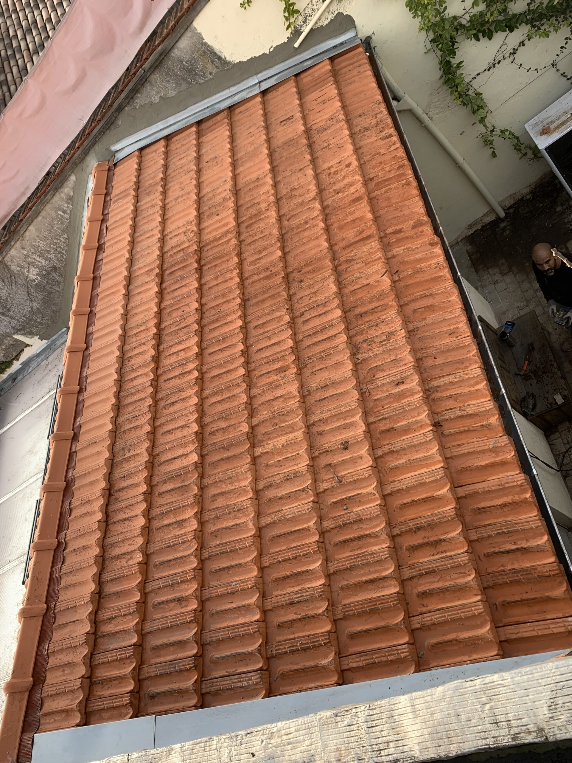 Rénovation de la toiture en tuile plate marseille à Bordeaux par Omavar Couverture