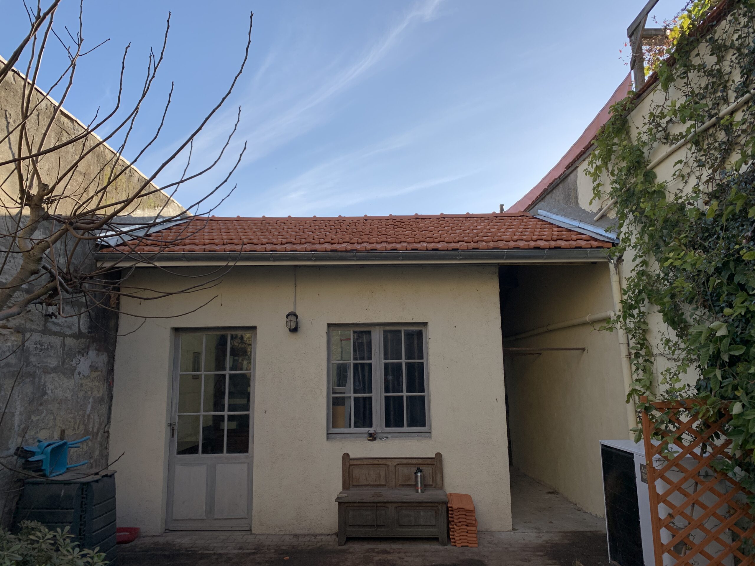 Pose de gouttières zinc et lambris PVC avant l'installation de la toiture par Omavar Couverture à Bordeaux en Gironde