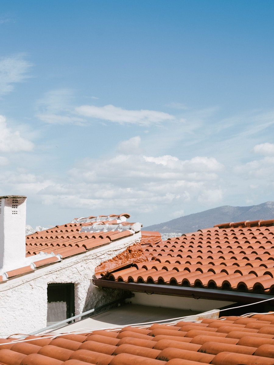 Vu de haut d'une toiture en tuile rouge rénové par Omavar Couverture à Bordeaux en Gironde