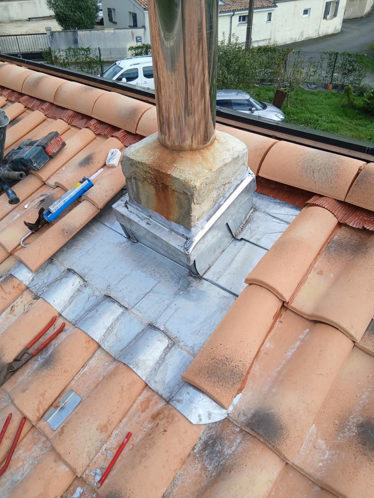 entourage de cheminé en zinc par Omavar Couverture à Bordeaux et en Gironde